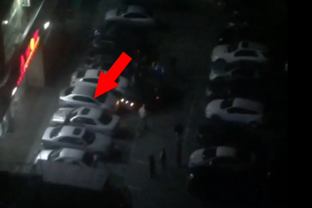 Naməlum şəxs Bakıda park edilən avtomobillərə hücum çəkdi, polis saxladı - VİDEO