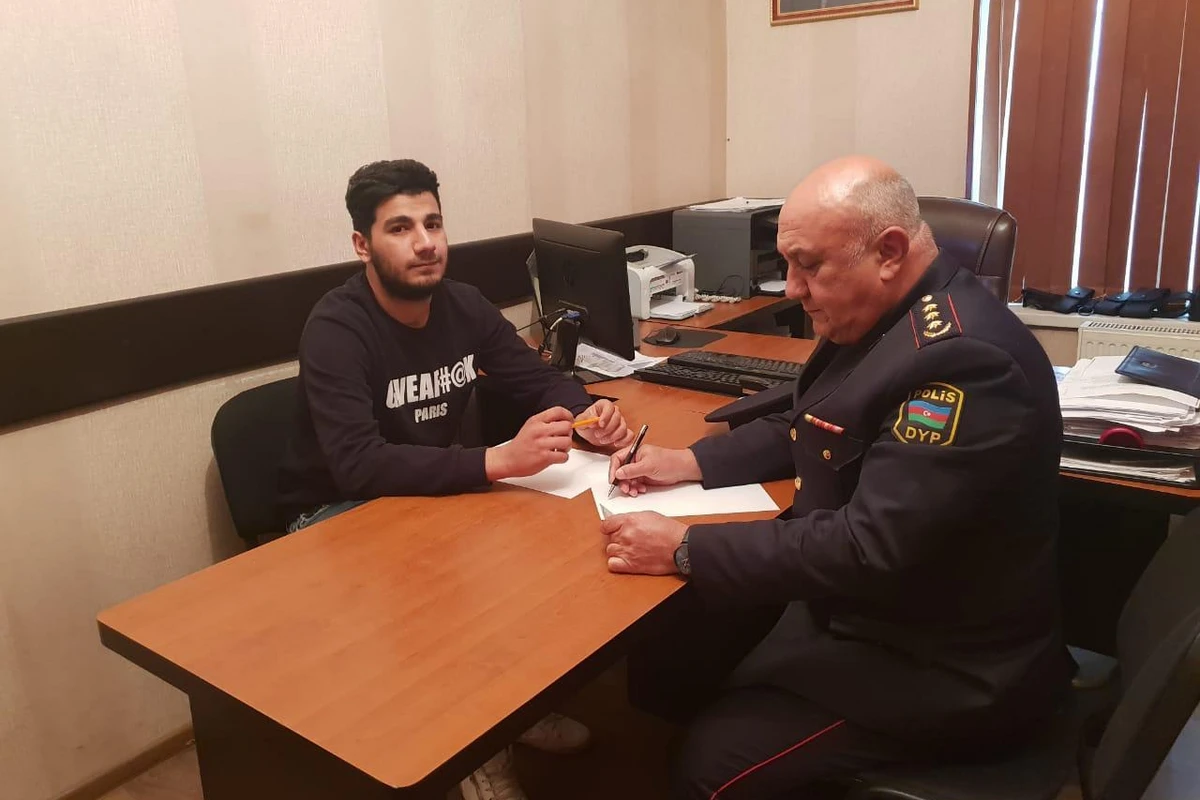 Bakıda polis maşınının kapotunun üzərində pivə içən şəxs saxlanıldı - FOTO