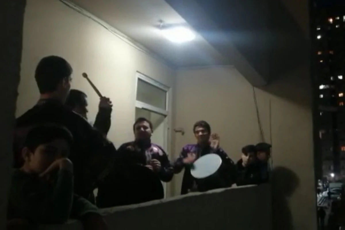 Bakı sakinləri eyvanda konsert verdilər - VİDEO