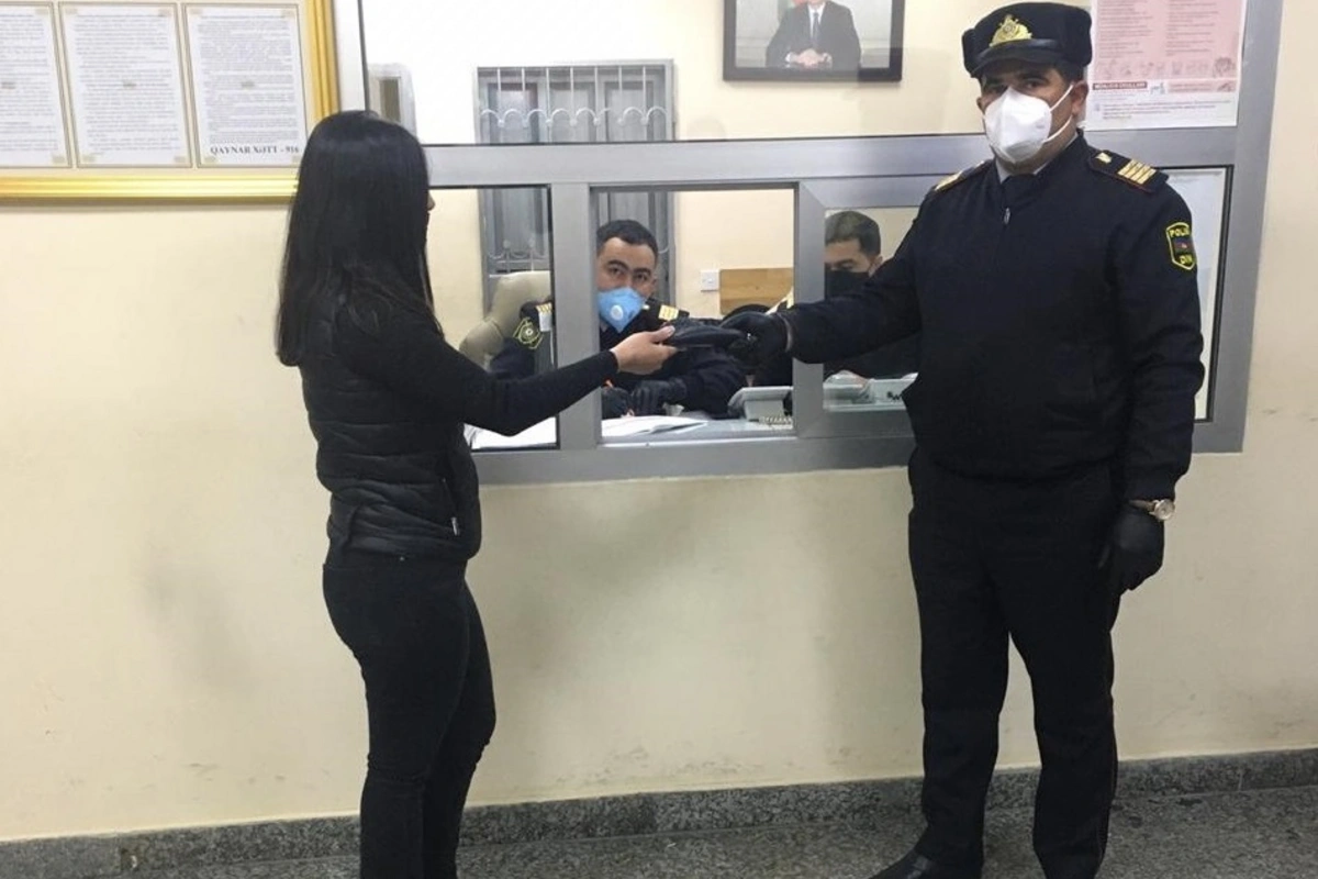 Polis gənc qızı sevindirdi