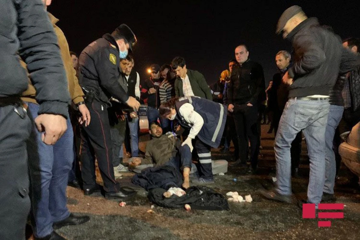 Bakı-Sumqayıt yolunda avtomobil betona çırpılıb, xəsarət alanlar var - FOTO