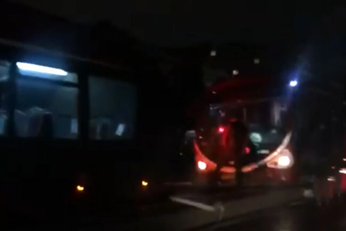 “BakuBus” işıq dirəyinə çırpıldı - VİDEO
