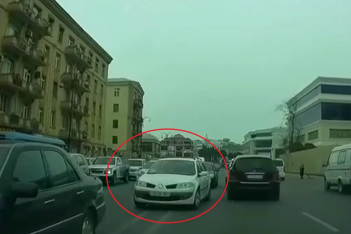 Bakıda şəxsi maşınlarla karantin postuna protiv gedən polislər - VİDEO