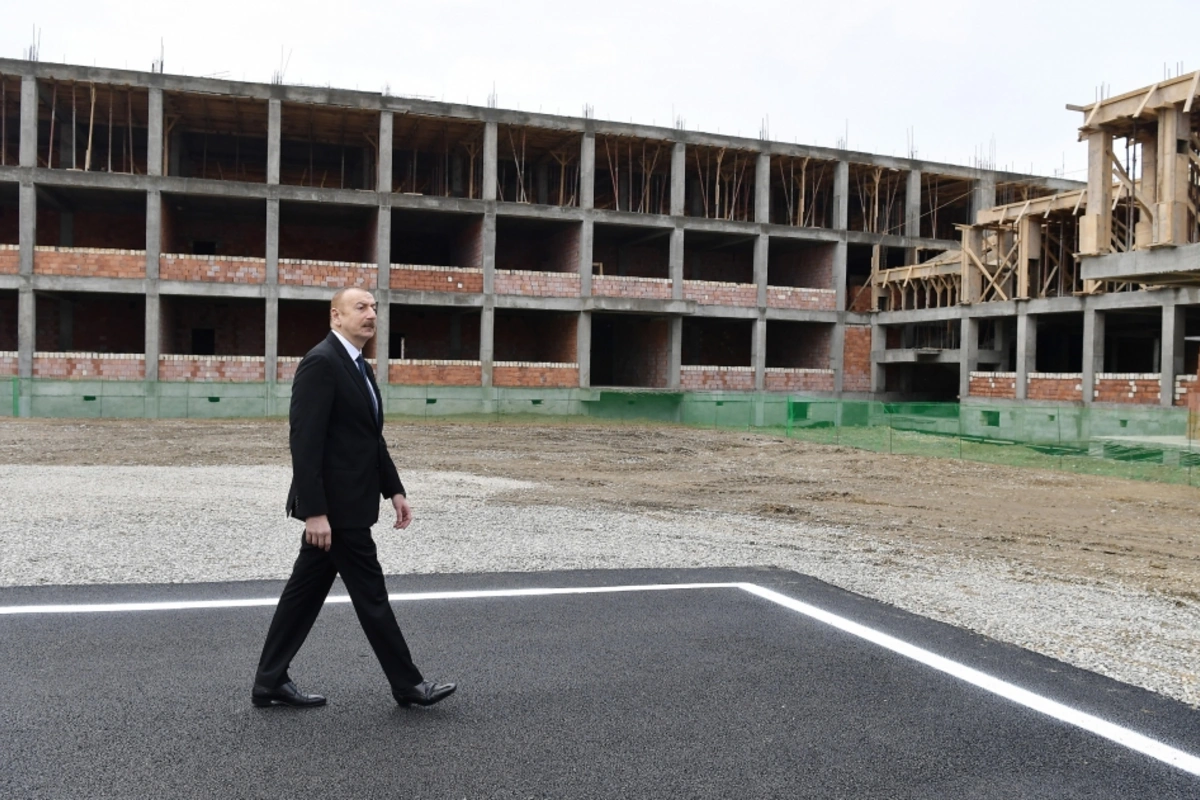 İlham Əliyev məcburi köçkünlər üçün tikilən məhəllədə - FOTO