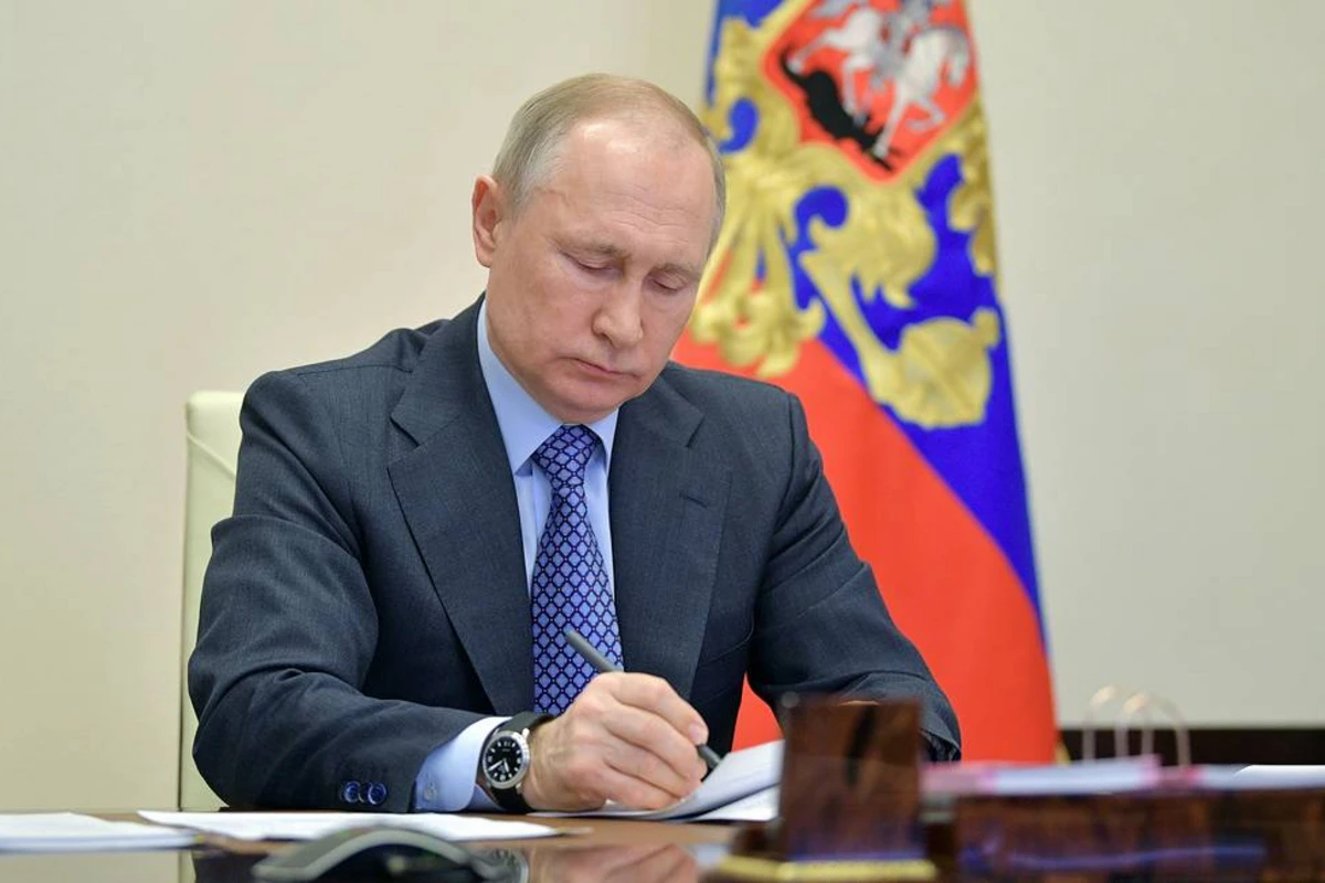 Путин подписал закон об упрощении получения гражданства России