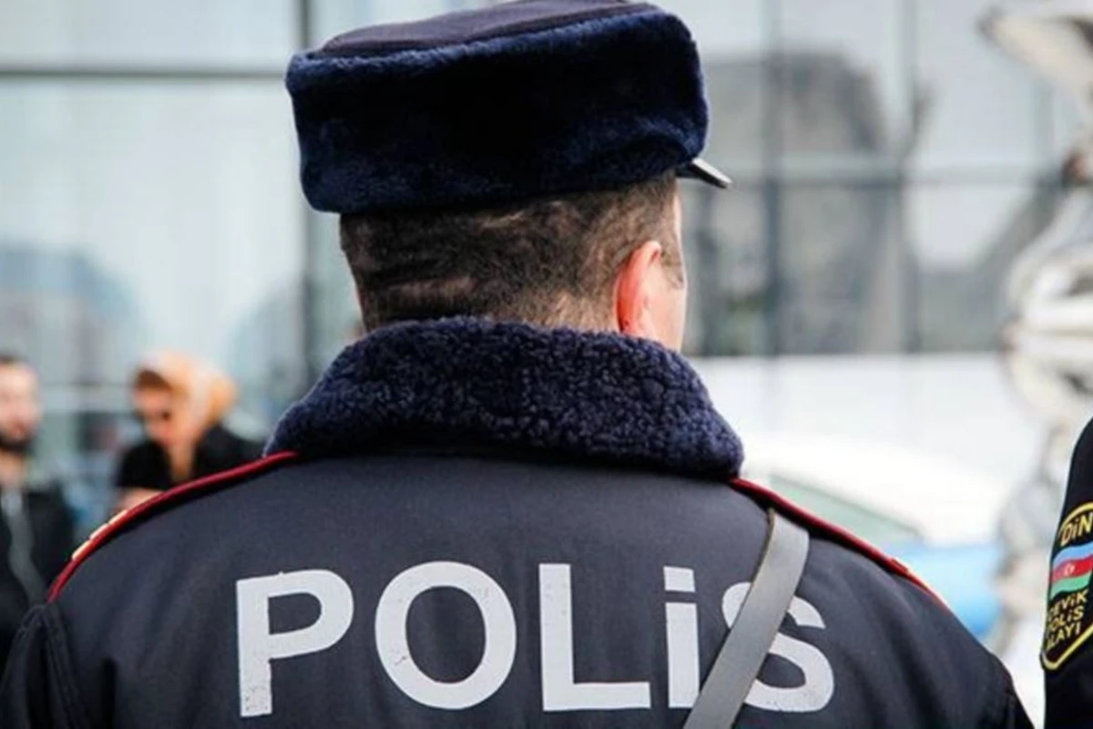 Bakıda polis cərimələdiyi şəxsi zorla poçta apardı