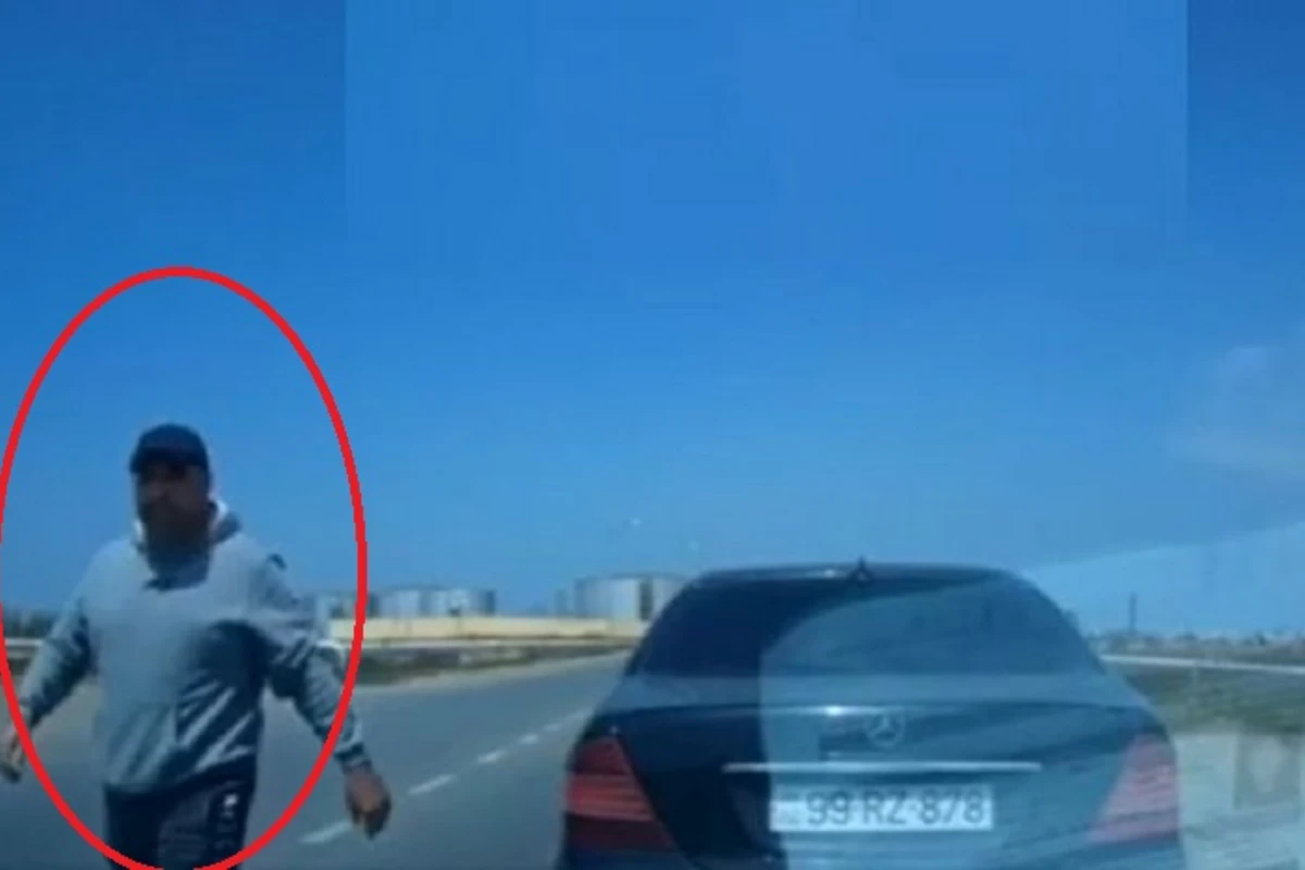 В Баку расследуют инцидент с нецензурно ругающимся водителем Mercedes - ВИДЕО В Баку расследуют инцидент с нецензурно ругающимся водителем Mercedes - ВИДЕО