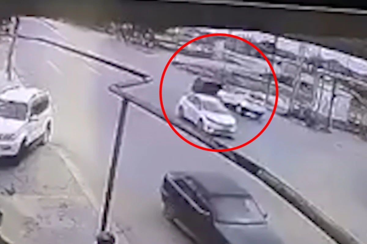 Bakıda qırmızı işığa məhəl qoymayan “Hyundai” dəhşətli qəza törətdi - ANBAAN VİDEO