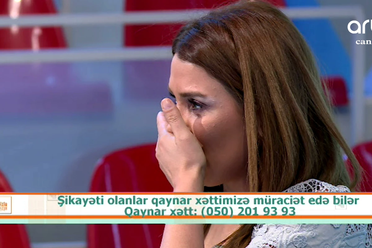 Aparıcı canlı efirdə göz yaşlarına boğuldu – VİDEO