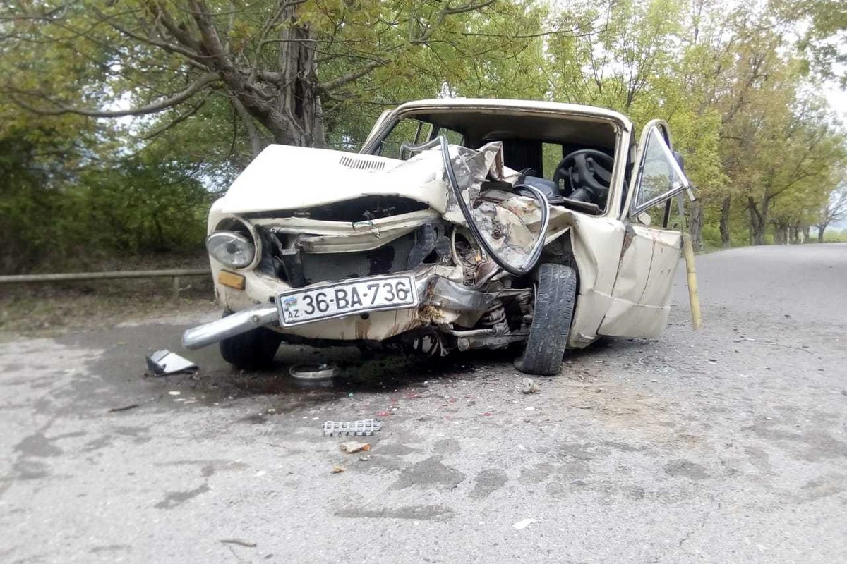 Oğuzda avtomobil ağaca çırpıldı, xəsarət alanlar var - FOTO