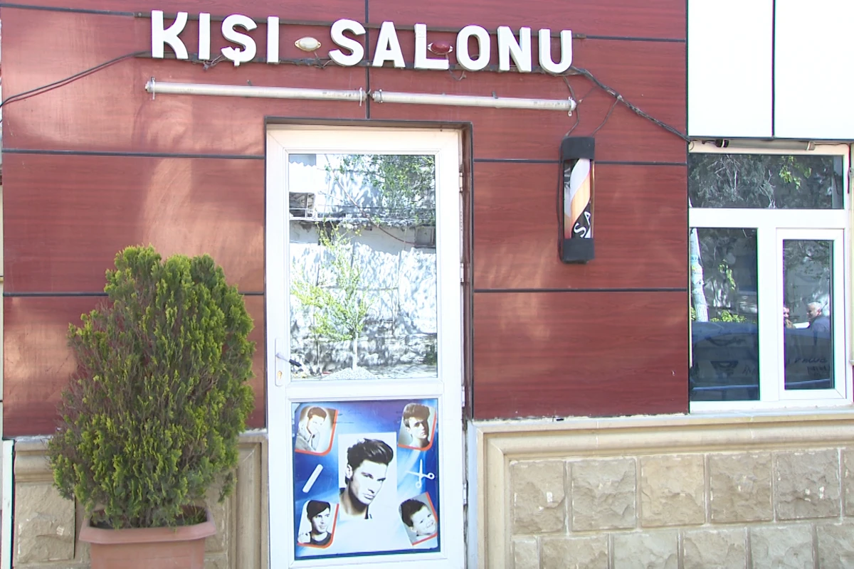 Bakıda karantin qaydalarını pozan bərbər salonu aşkarlandı - VİDEO