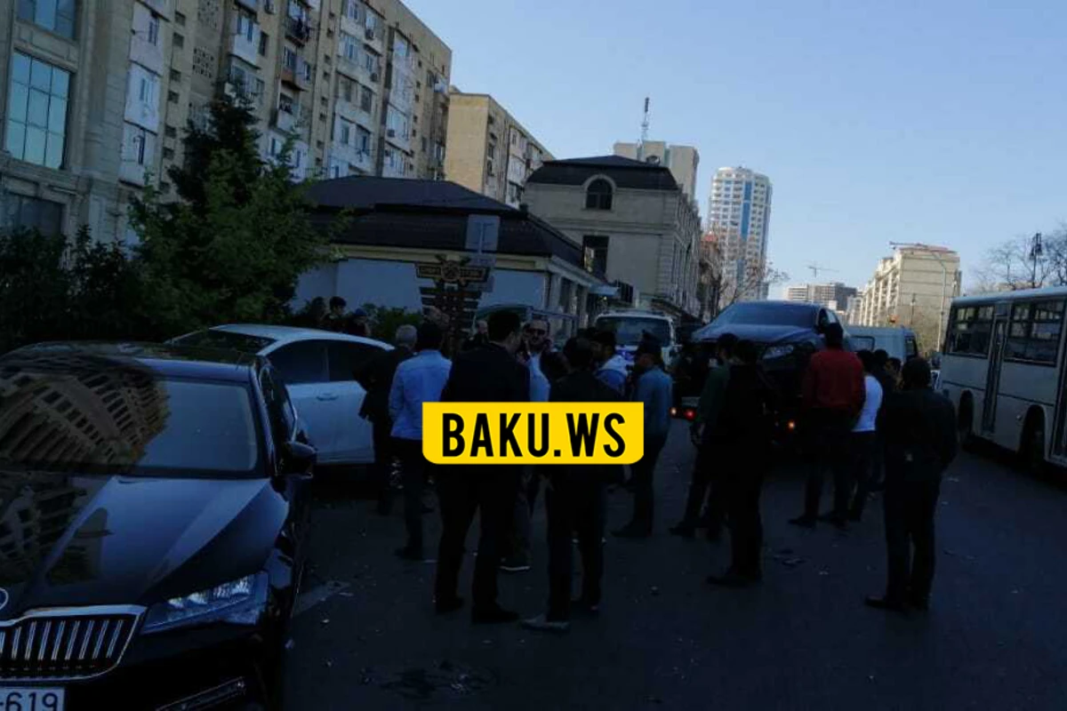 Bakıda ağır qəza: 4 avtomobil yararsız hala düşdü - VİDEO