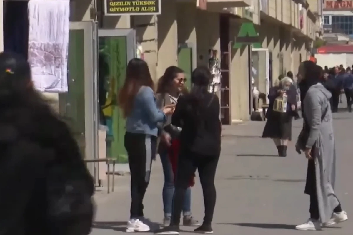 Bakıda karantin qaydalarını pozanlar - Heç kim maska taxmır, əl verib görüşür - VİDEO
