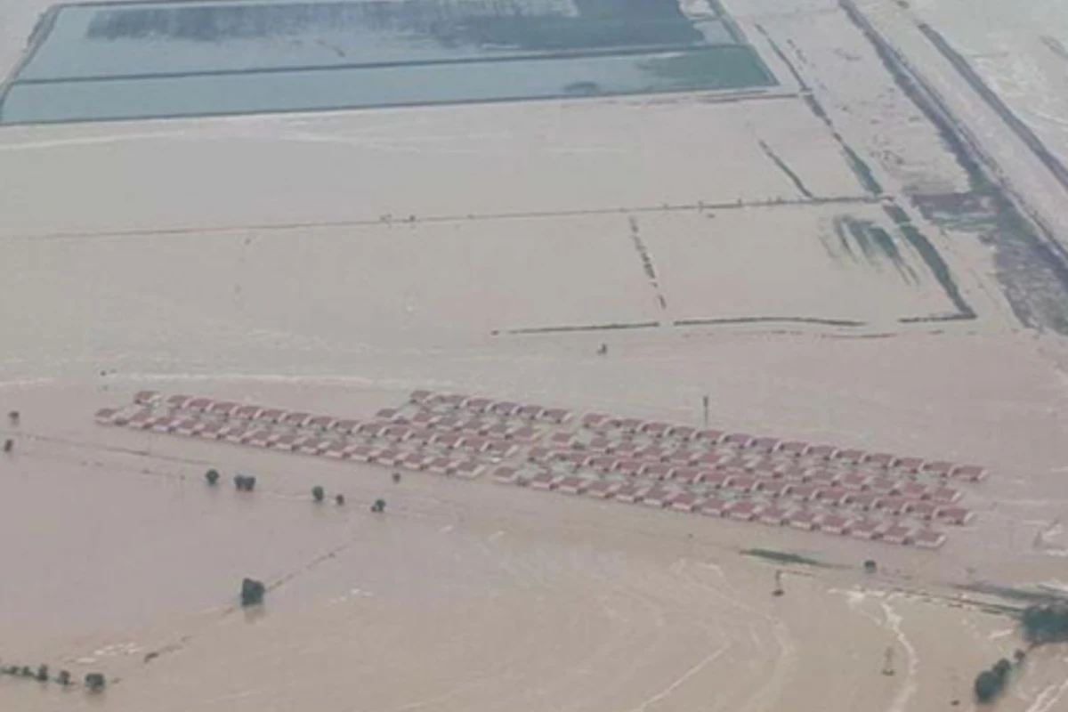 Özbəkistanda su anbarının divarı çökdü, yüzlərlə ev su altında qaldı - FOTO