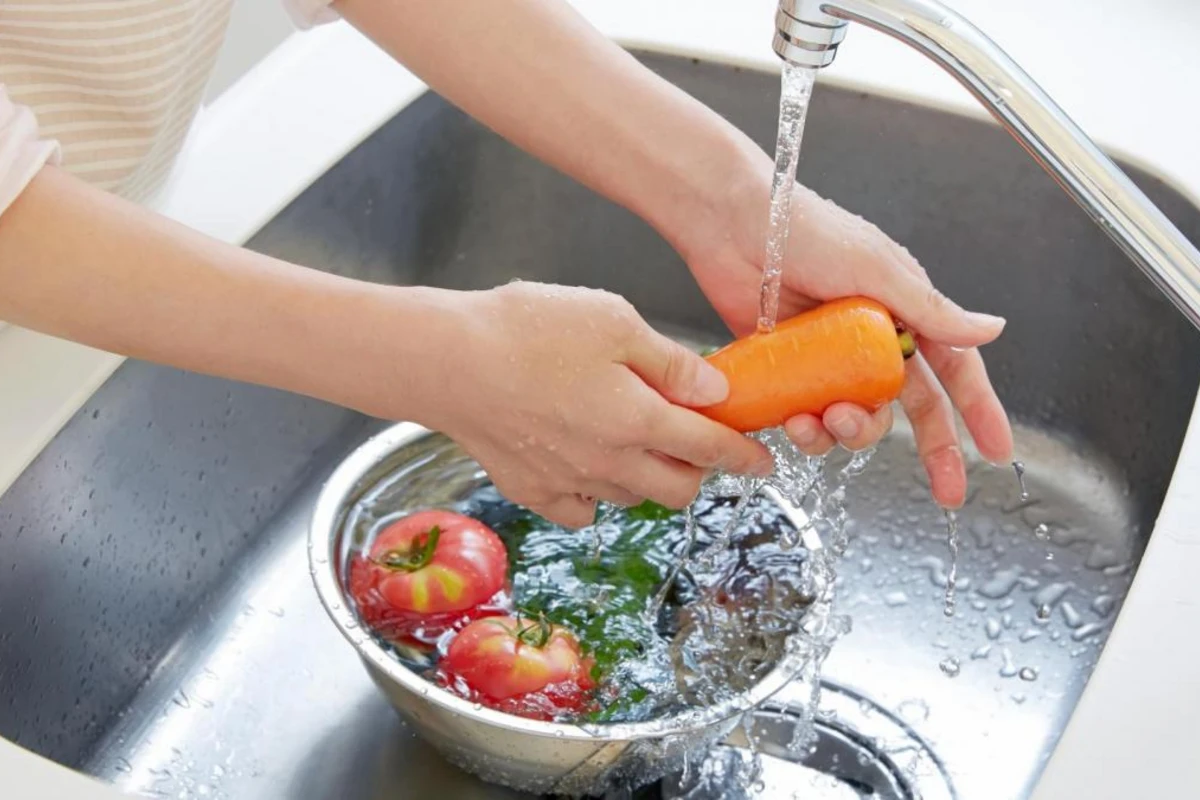 Медики рассказали, как обеззараживать продукты и воду от коронавируса
