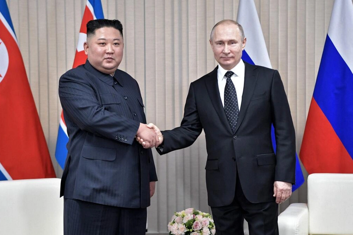 Putin Kim Çen Ina medal verdi - FOTO