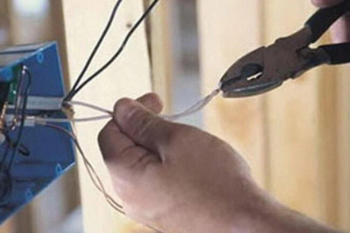Kafedə təmir işləri aparan ustanı elektrik cərəyanı vurdu