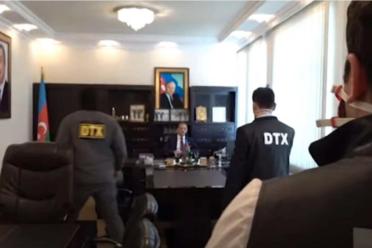 İcra başçısının həbs edilmə anının görüntüləri yayıldı - VİDEO İcra başçısının həbs edilmə anının görüntüləri yayıldı - VİDEO
