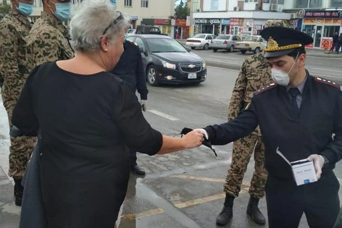 Bakı polisi vətəndaşlara tibbi maskalar payladı - FOTO