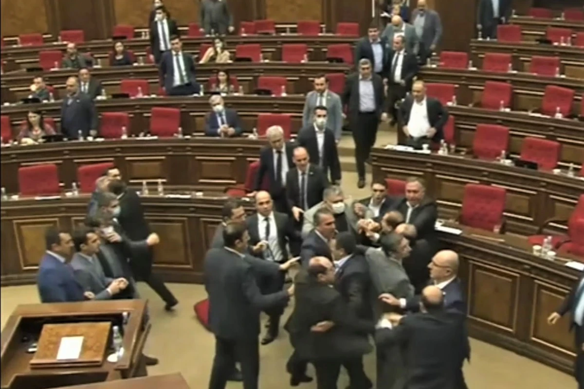 Ermənistan parlamentində deputatlar arasında kütləvi dava düşdü - VİDEO