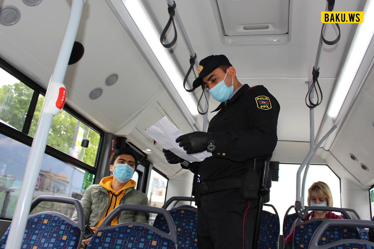 Polis ictimai nəqliyyatda maska taxmayan şəxsləri yerə düşürür - VİDEO