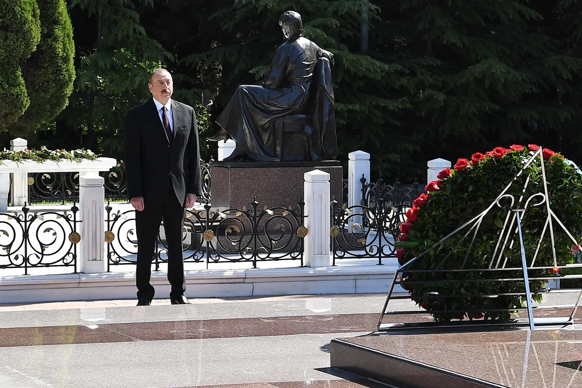 Prezident İlham Əliyev və Mehriban Əliyeva Heydər Əliyevin məzarını ziyarət ediblər