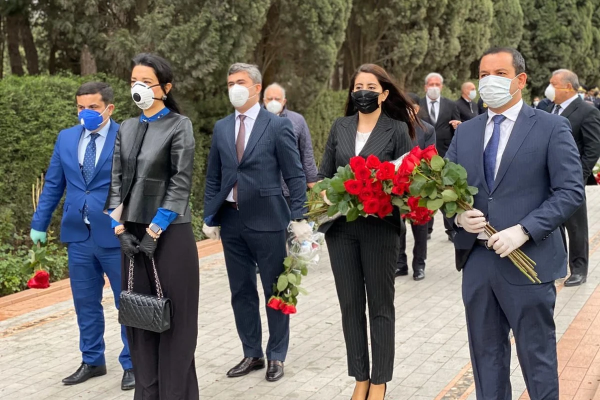 Səbinə Əliyeva Ümummilli lider Heydər Əliyevin məzarını ziyarət edib - FOTO