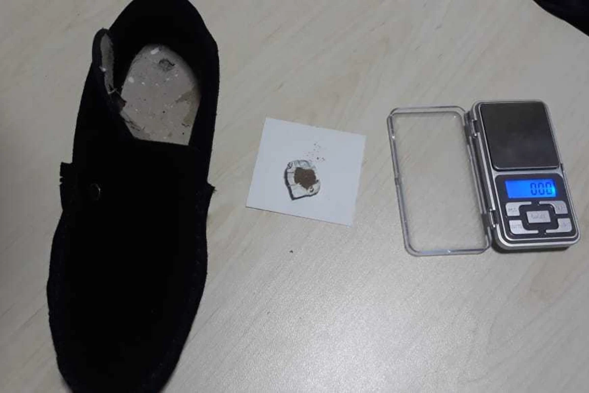 Ayaqqabıdan narkotik çıxdı - FOTO