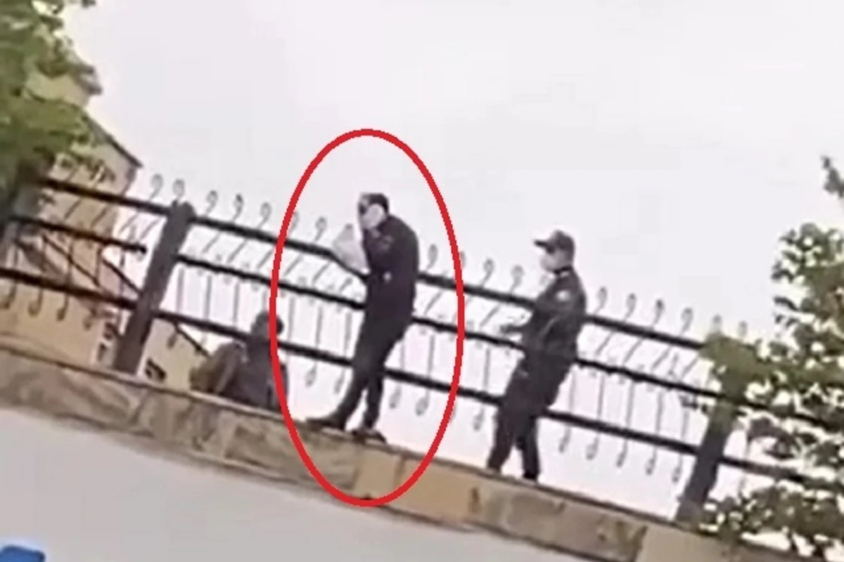 В Баку сотрудники полиции спасли молодого человека от самоубийства - ВИДЕО