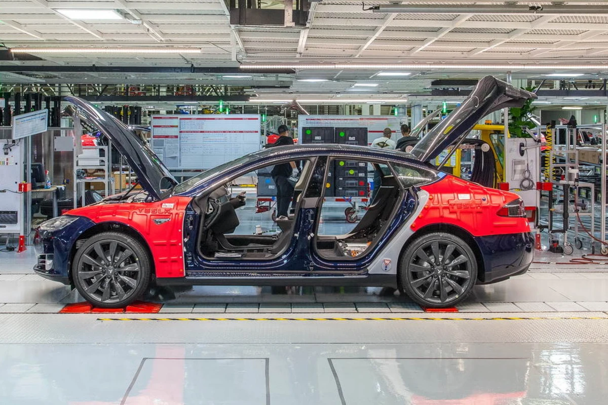 Илон Маск открыл завод Tesla вопреки запрету властей