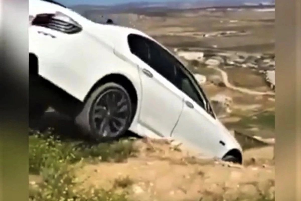 BMWni dərəyə aşıran səxs saxlanıldı - Rəsmi