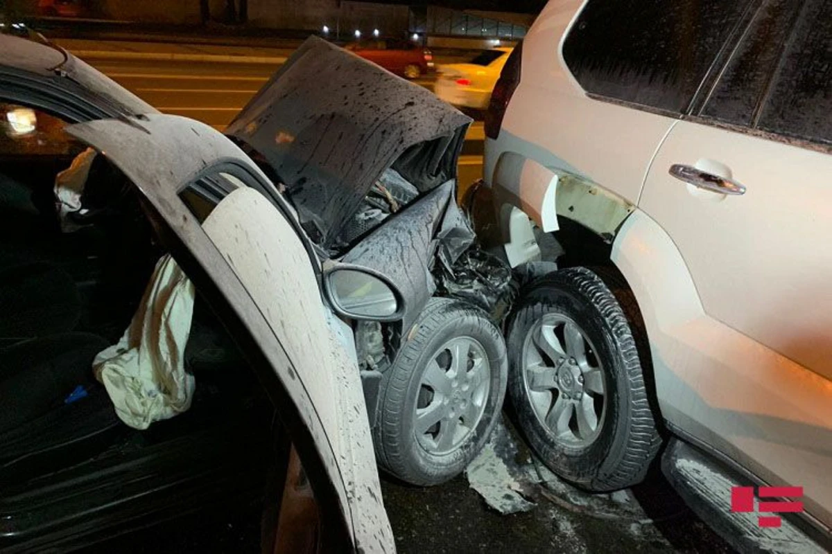 Bakıda avtoqəza zamanı avtomobil yanıb, sürücü xəsarət alıb - FOTO