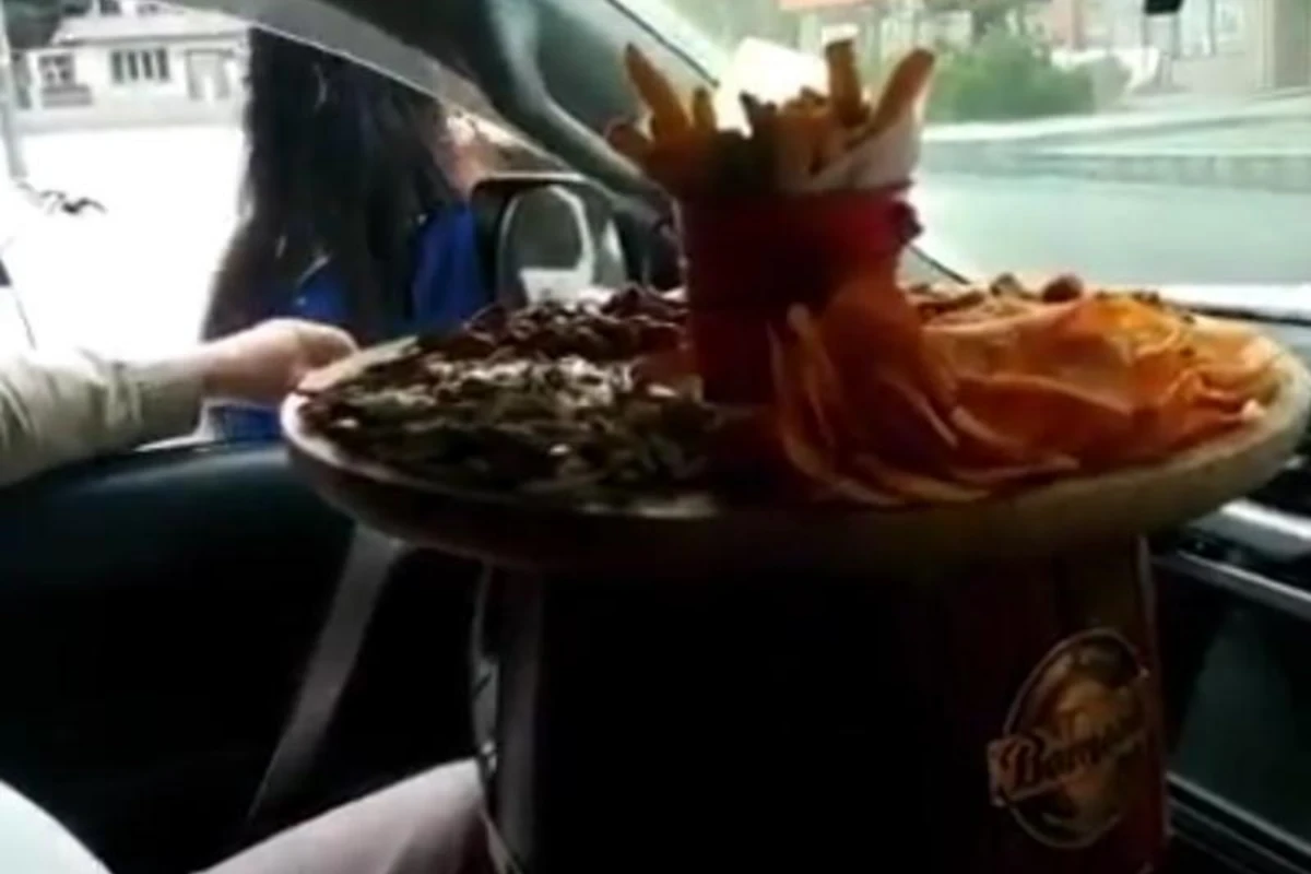 В Баку накрыли паб, работавший в салоне автомобилей - ФОТО/ВИДЕО