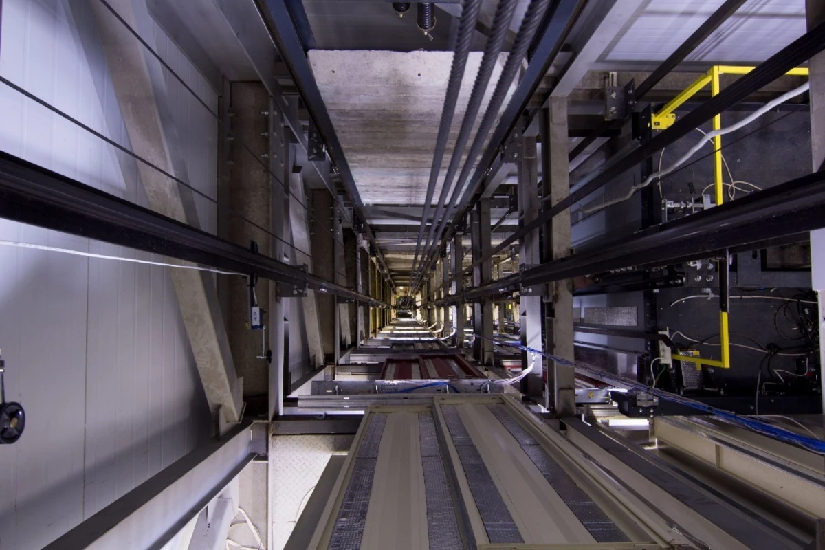 “Bazarstore”da lift şaxtasına düşən satıcı qız öldü