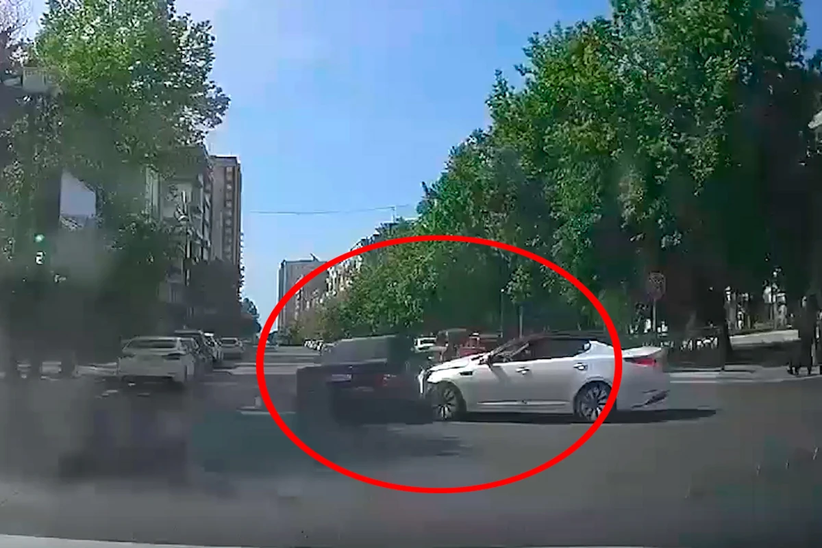 Bakıda qırmızı işıqda keçən avtomobil qəza törətdi - ANBAAN VİDEO