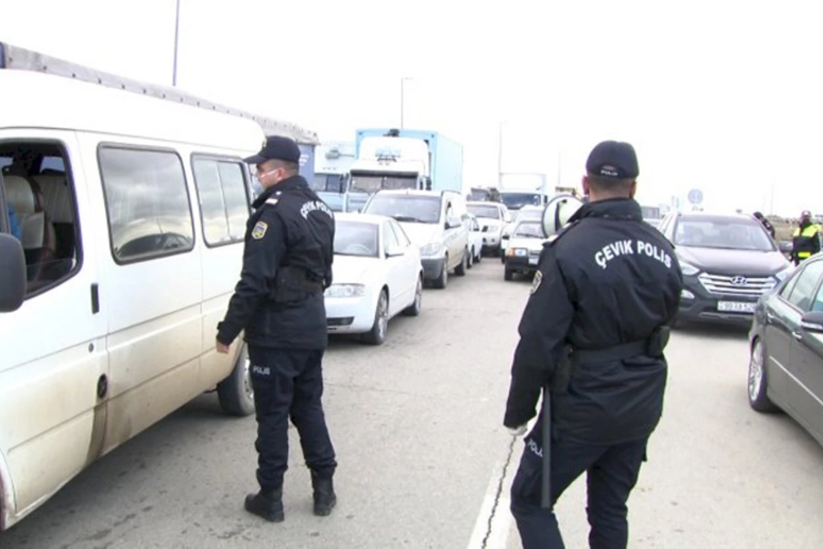 В Азербайджане сотрудники полиции ограничили въезд-выезд на эту территорию В Азербайджане сотрудники полиции ограничили въезд-выезд на эту территорию