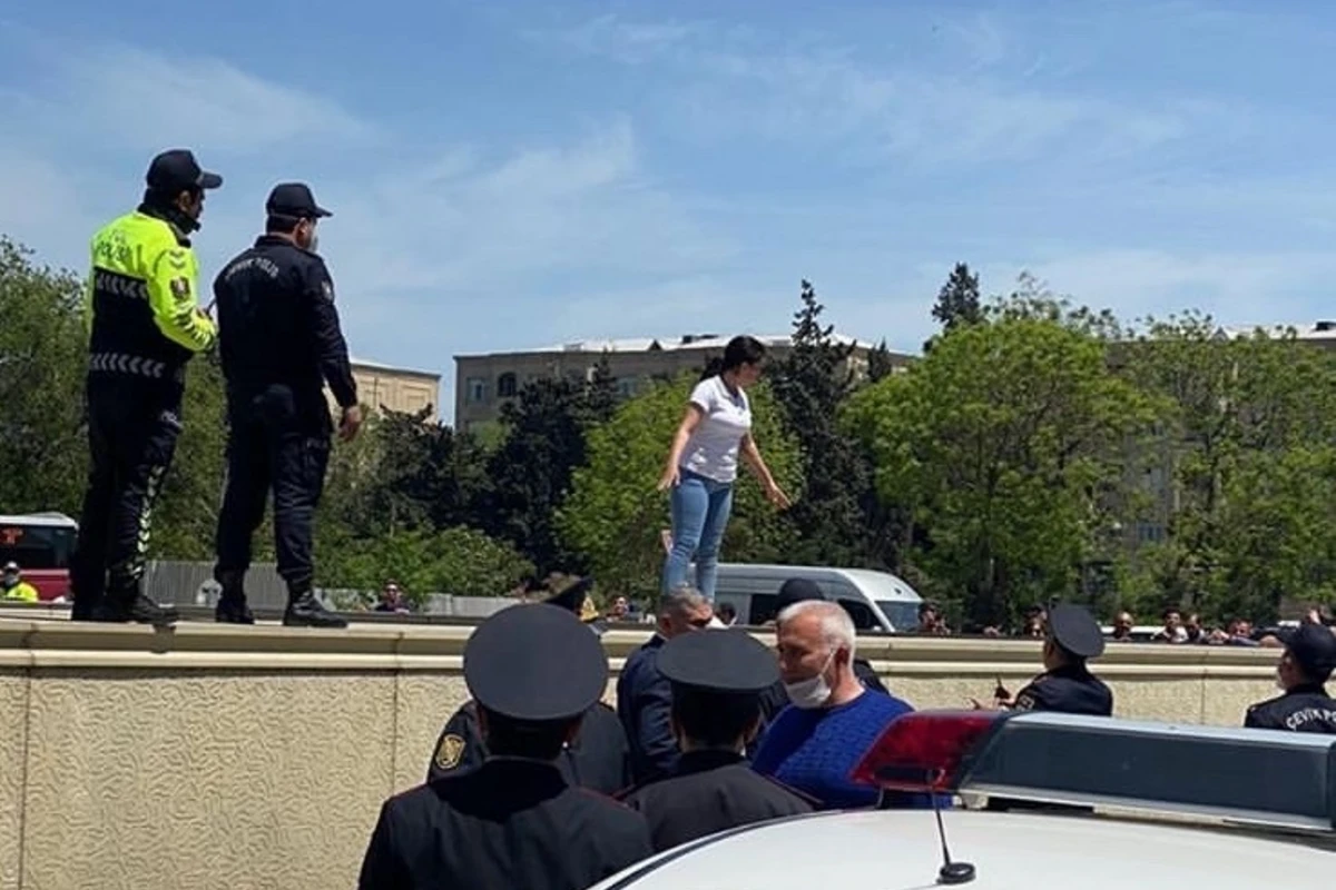 Bakıda gənc qız özünü körpüdən atmaq istəyir - VİDEO - YENİLƏNİB