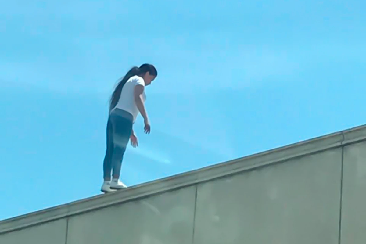 В Баку девушка пытается броситься с моста - ВИДЕО