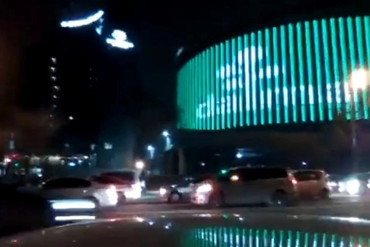Азербайджанцы, находясь в центре Еревана, поздравили соотечественников с праздником - ВИДЕО
