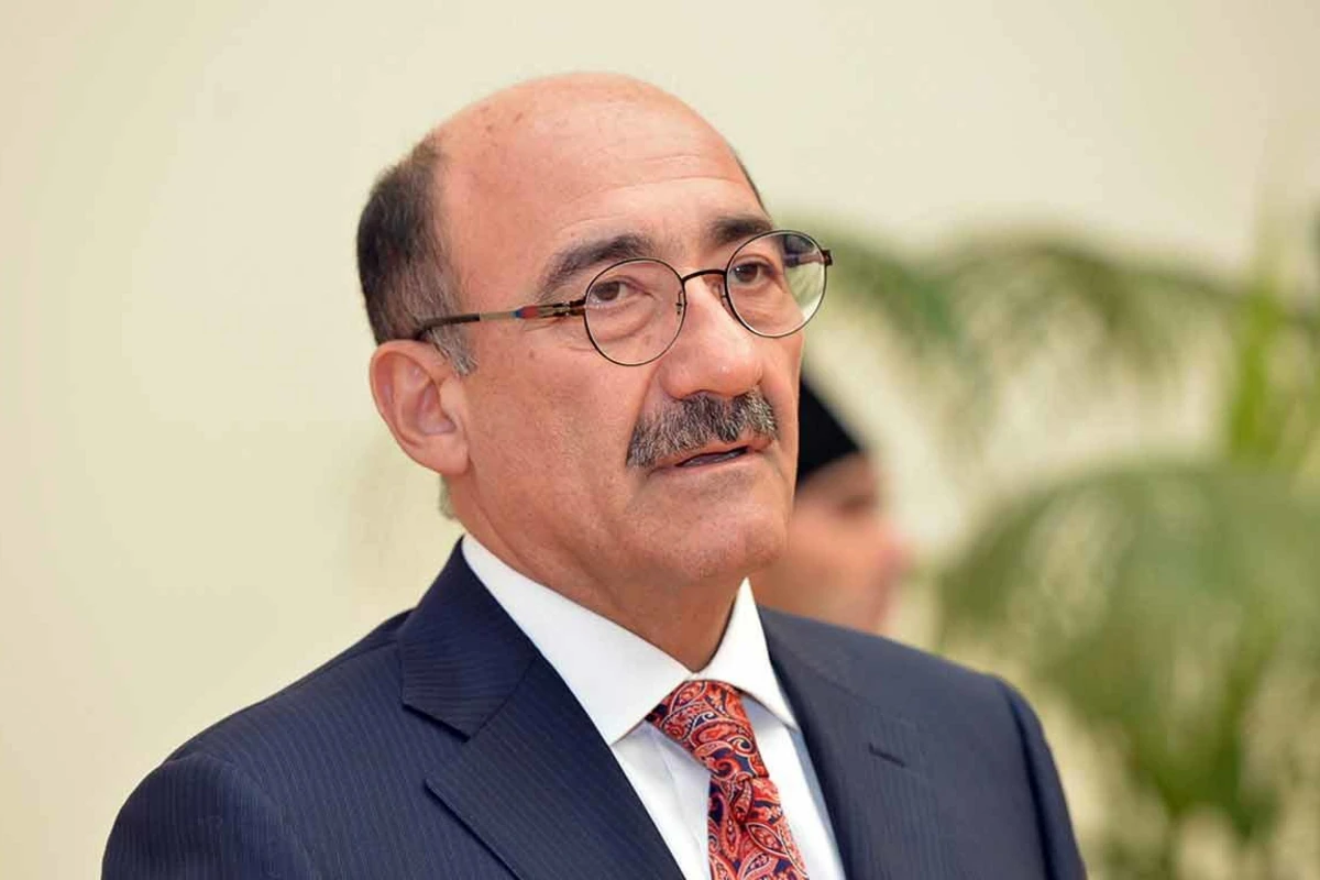 Əbülfəs Qarayev kollektivlə vidalaşdı Əbülfəs Qarayev kollektivlə vidalaşdı