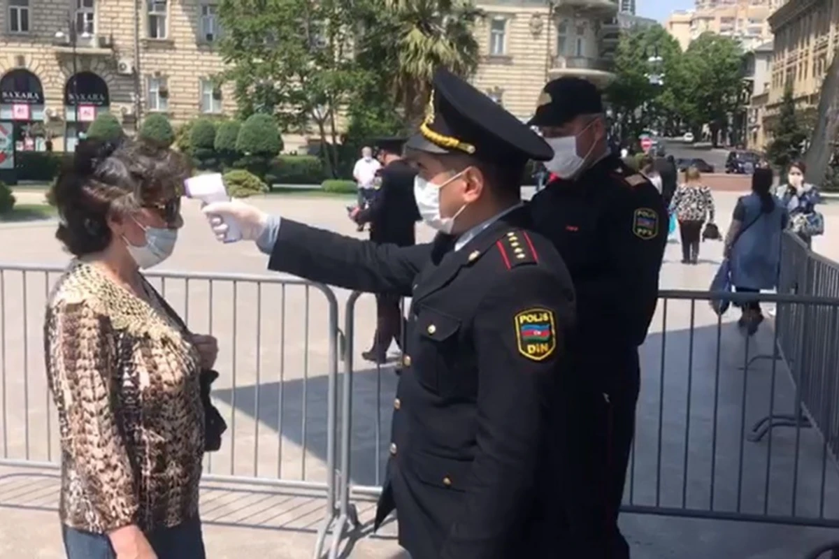 В Баку на входах в метро полиция измеряет температуру граждан - ВИДЕО В Баку на входах в метро полиция измеряет температуру граждан - ВИДЕО