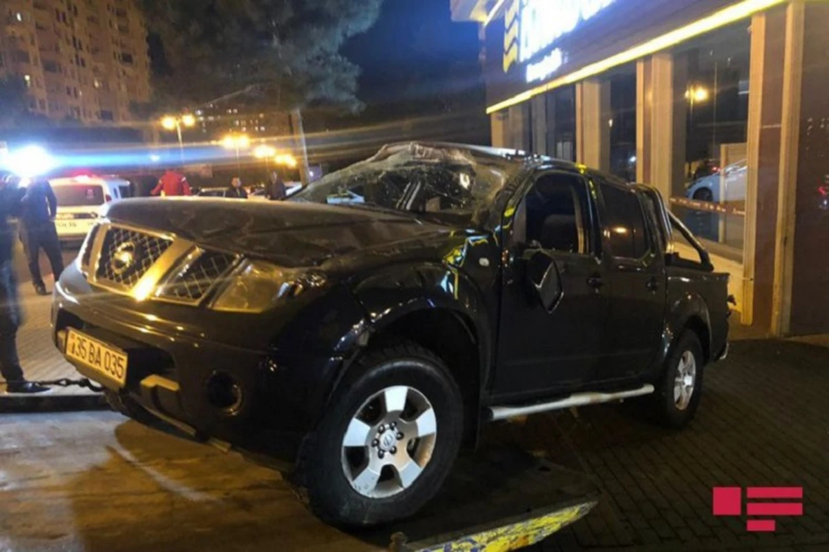 Bakıda avtomobil mağazaya çırpıldı - FOTO