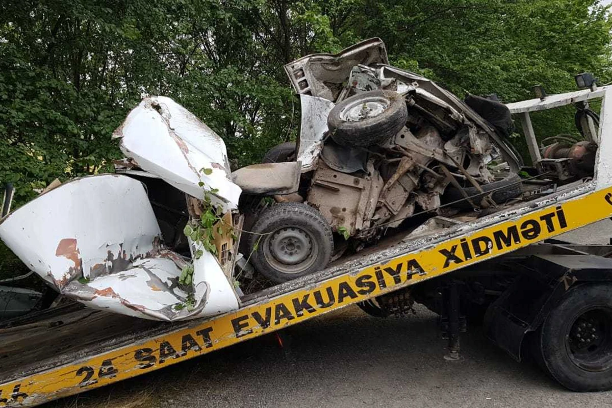 Azərbaycanda ağır yol qəzası: Avtomobil iki hissəyə bölündü - FOTO Azərbaycanda ağır yol qəzası: Avtomobil iki hissəyə bölündü - FOTO