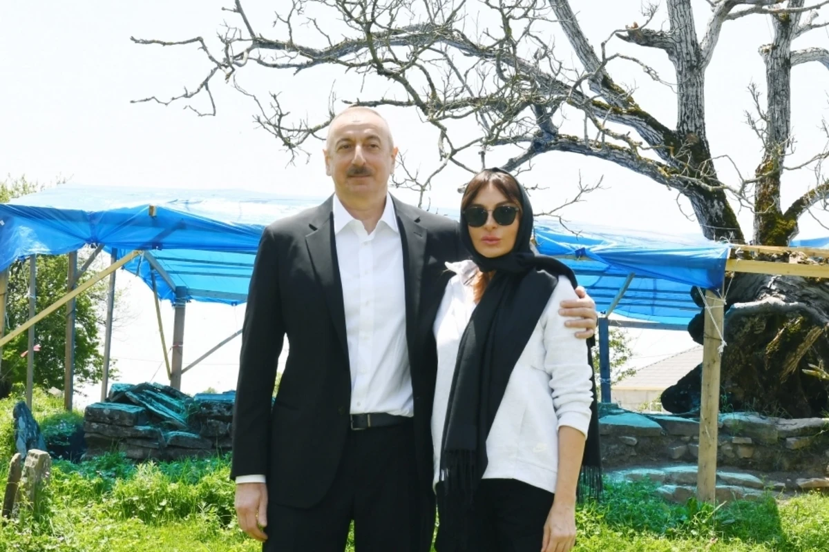 İlham Əliyev və Mehriban Əliyeva Pir Ömər Sultan ziyarətgahında - FOTO (YENİLƏNİB) İlham Əliyev və Mehriban Əliyeva Pir Ömər Sultan ziyarətgahında - FOTO (YENİLƏNİB)