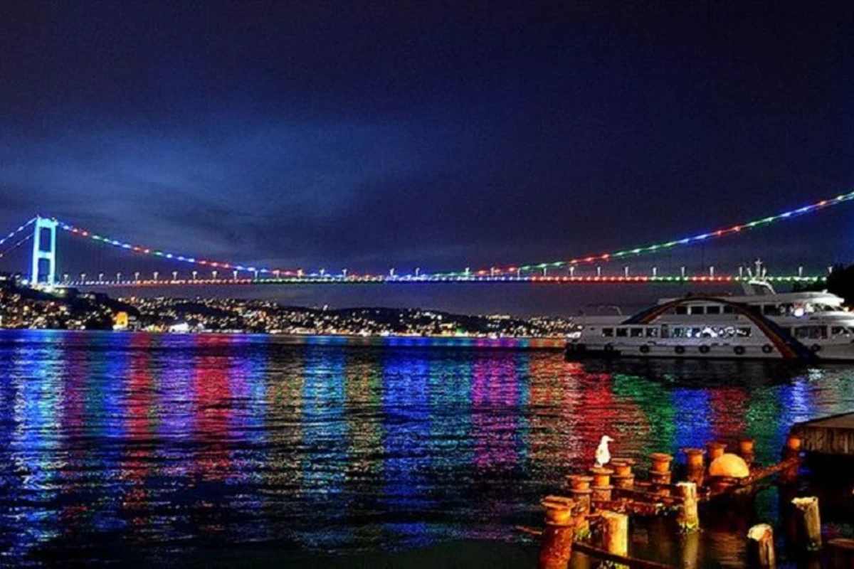 İstanbulda 3 körpü Azərbaycan Bayrağının rənginə boyandı - FOTO İstanbulda 3 körpü Azərbaycan Bayrağının rənginə boyandı - FOTO