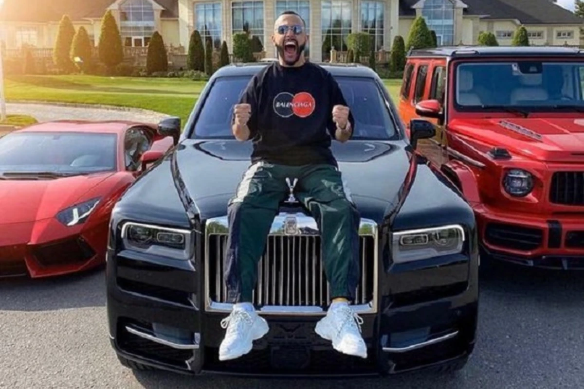 Азербайджанский блогер купил последнюю модель Rolls-Royce – ВИДЕО Азербайджанский блогер купил последнюю модель Rolls-Royce – ВИДЕО