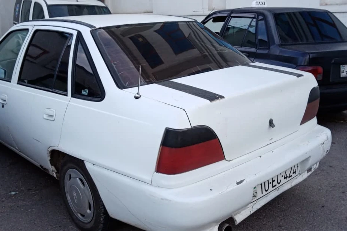 Həmkəndlisinin başına taxta ilə vuraraq maşınını qaçırdı - FOTO