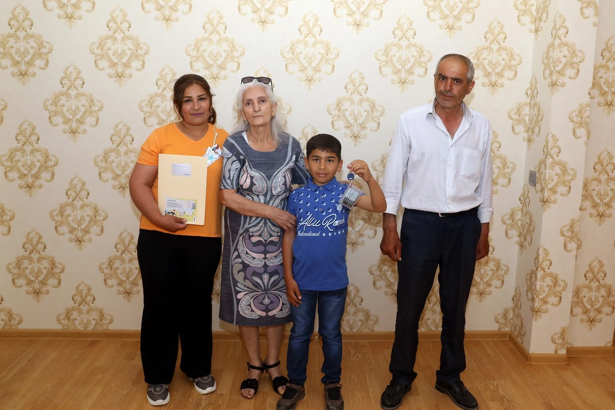 Dövlət bu ailələrə ev, maşın verdi - FOTO
