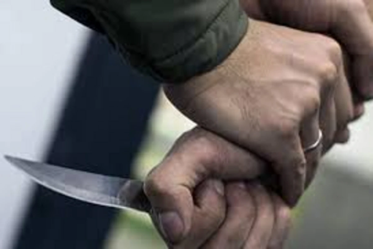 Bərdə sakini bacısnı və polisi bıçaqladı Bərdə sakini bacısnı və polisi bıçaqladı
