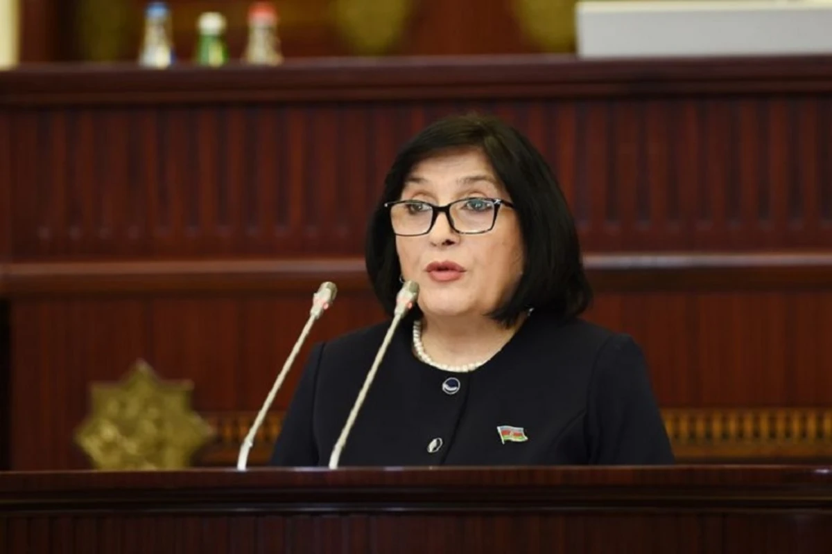 Sahibə Qafarova: “Deputatlar telefondan başını qaldırmır”